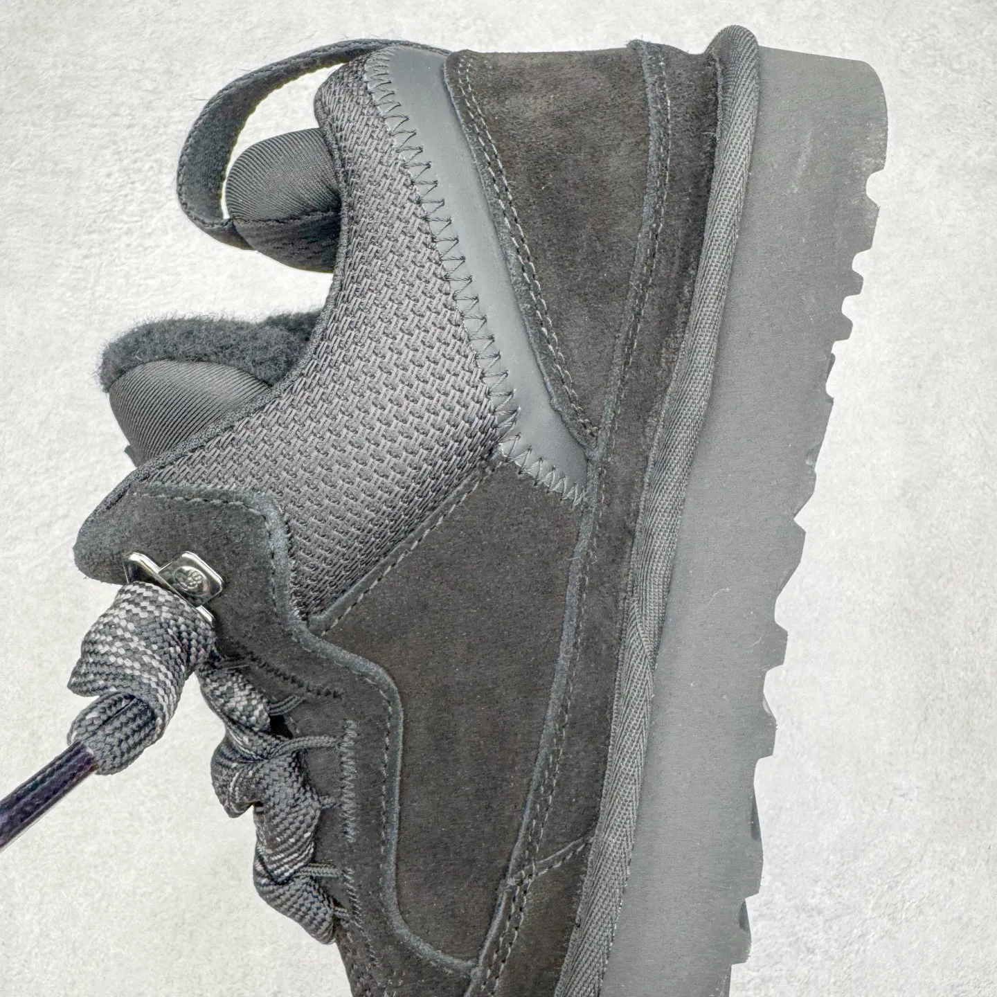Pick up locally💰640 UGG 4032 Meyer autumn and winter sheepskin and fur integrated snow boots. All shoes are made of ZP from the same factory. Longfeng A-grade Australian imported sheepskin and fur integrated. Men's and women's boots brand OEM production line fully follows the ZP process. OEM original pattern maker adheres to the principle of no original shoes and no development selection. Pay attention to every detail. The most authentic version on the market TREADLITE "Light Wing" technology outsole Lightweight/durable/flexible/pile size: 35 36 37 38 39 40 41 42 43 44 45 Coding: by3936030